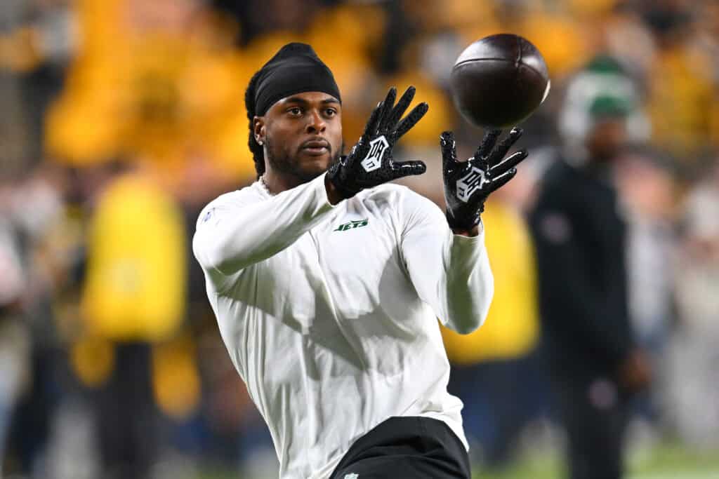 PITTSBURGH, PENNSYLVANIA - OCTOBER 20: Davante Adams #17 of the New York Jets warms up prior to the game against the Pittsburgh Steelers at Acrisure Stadium on October 20, 2024 in Pittsburgh, Pennsylvania.